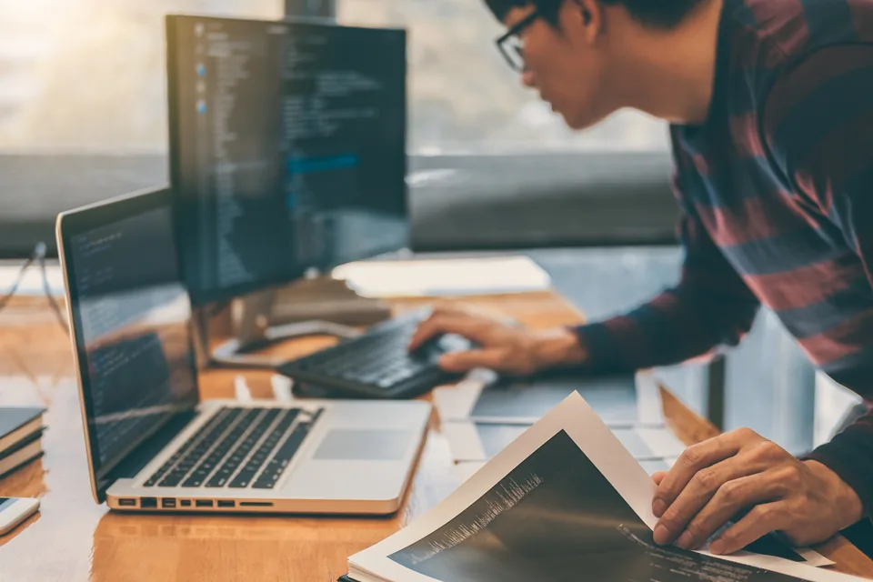 Filipijnse IT-professional in een moderne werkomgeving