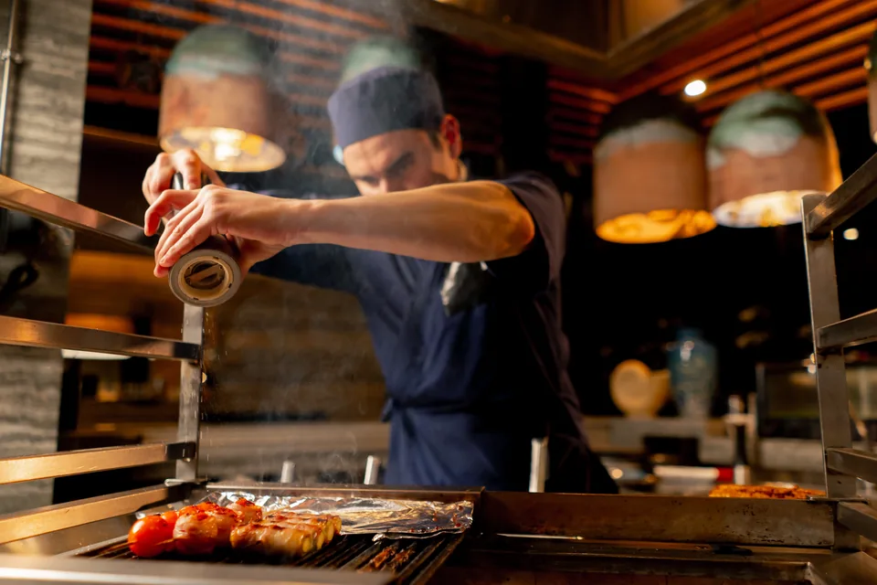 Filipijnse chef in een professionele keuken