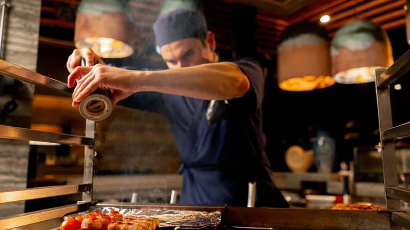 Filipijnse chef in een professionele keuken