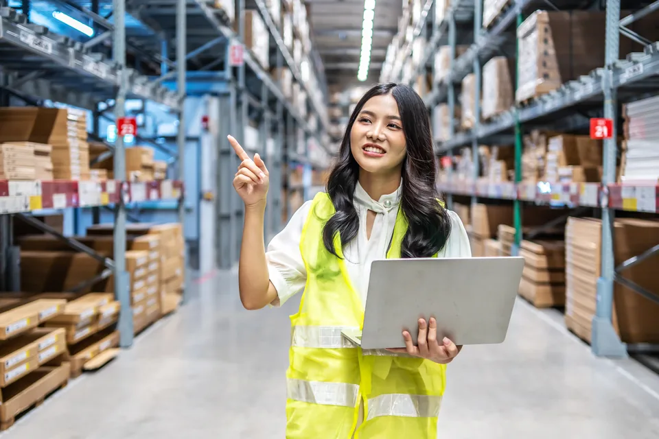 Logistiek professional in magazijn of transportomgeving