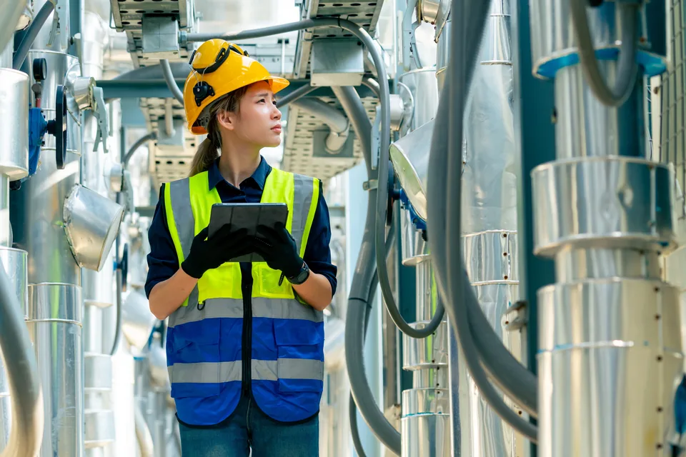 Technisch installateur of onderhoudsmonteur aan het werk