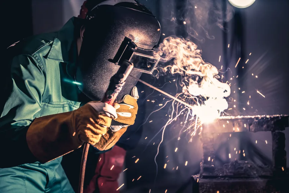 Ervaren Filipijnse lasser in een industriële werkomgeving