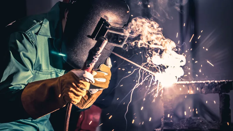 Ervaren Filipijnse lasser in een industriële werkomgeving